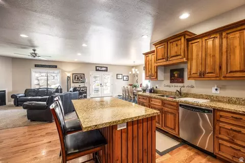 Kitchen - 258 E Red Leaf Dr, Draper, UT 84020 photo 4 of 4