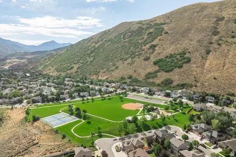 View/Area - 258 E Red Leaf Dr, Draper, UT 84020 photo 3 of 12