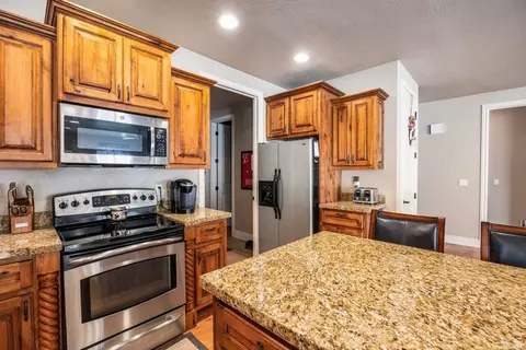 Kitchen - 258 E Red Leaf Dr, Draper, UT 84020 photo 3 of 4