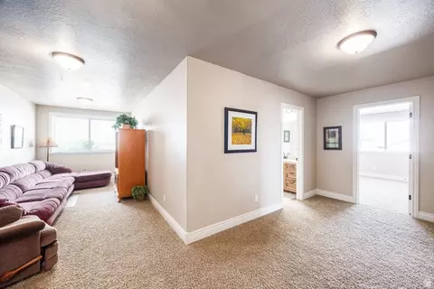 Entry Way - 258 E Red Leaf Dr, Draper, UT 84020 photo 4 of 6