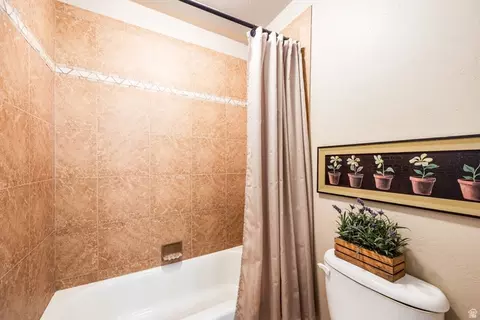Bath - 258 E Red Leaf Dr, Draper, UT 84020 photo 5 of 6