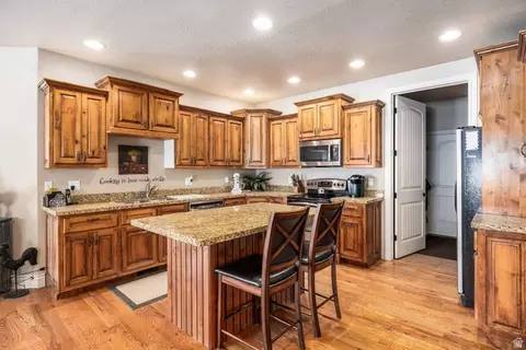 Kitchen - 258 E Red Leaf Dr, Draper, UT 84020 photo 2 of 4
