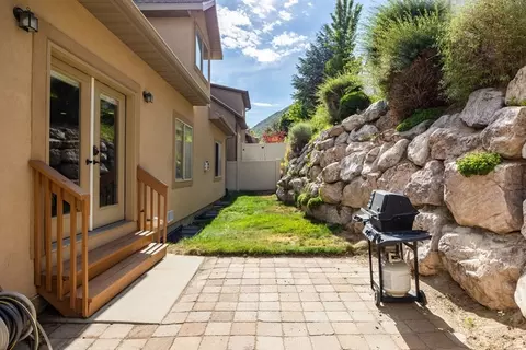 Exterior - 258 E Red Leaf Dr, Draper, UT 84020 photo 3 of 8
