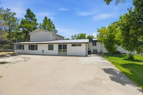Exterior - 209 E 300 N, Smithfield, UT 84335 photo 5 of 6