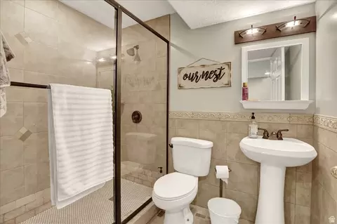 Bath - 1073 N 175 E, Layton, UT 84041 photo 6 of 7