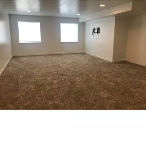8271 N Iron Horse Dr, Lake Point, UT 84074