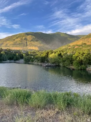 686 N Hidden Hollow Dr E, Farmington, UT 84025