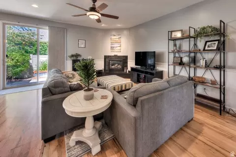 Living - 517 Kiva Dr, Moab, UT 84532 photo 2 of 4