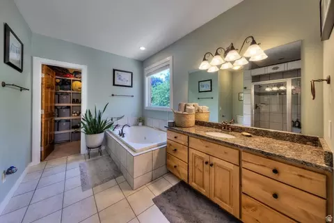 Bath - 517 Kiva Dr, Moab, UT 84532 photo 1 of 4