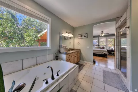 Bath - 517 Kiva Dr, Moab, UT 84532 photo 2 of 4