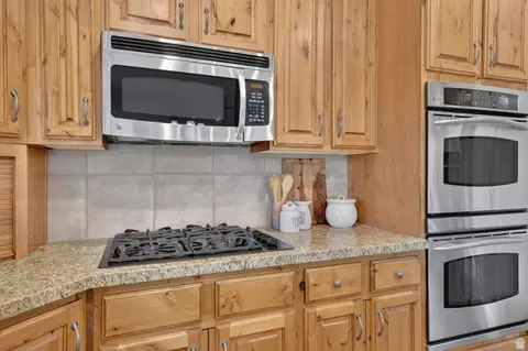 Kitchen - 2035 E Quartzridge Dr, Sandy, UT 84092 photo 6 of 7