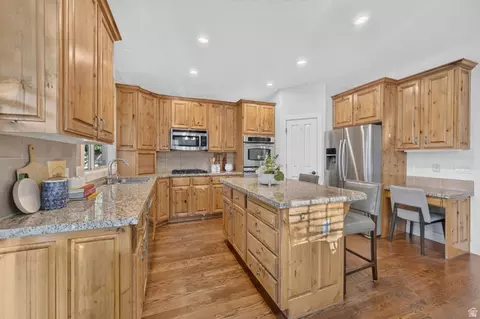 Kitchen - 2035 E Quartzridge Dr, Sandy, UT 84092 photo 2 of 7