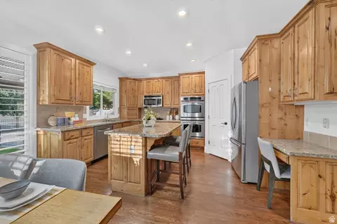Kitchen - 2035 E Quartzridge Dr, Sandy, UT 84092 photo 4 of 7