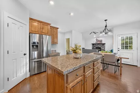 Kitchen - 2035 E Quartzridge Dr, Sandy, UT 84092 photo 3 of 7