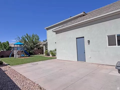 Exterior - 429 E Treasure Rd, Washington, UT 84780 photo 7 of 8