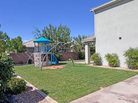 Exterior - 429 E Treasure Rd, Washington, UT 84780 photo 3 of 8