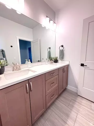 Bath - 429 E Treasure Rd, Washington, UT 84780 photo 3 of 3