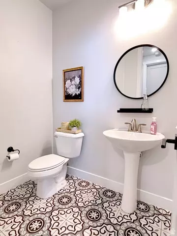 Bath - 429 E Treasure Rd, Washington, UT 84780 photo 1 of 3