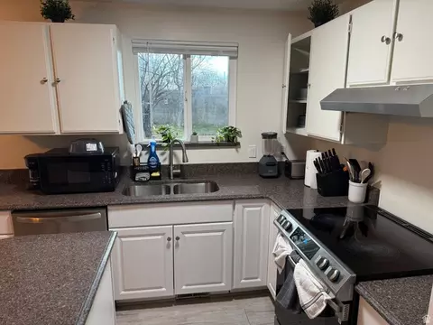Kitchen - 173 Durdham Ln, Sandy, UT 84070 photo 3 of 4