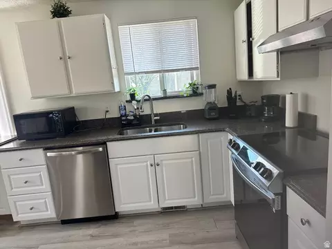 Kitchen - 173 Durdham Ln, Sandy, UT 84070 photo 4 of 4