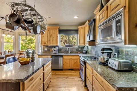Kitchen - 273 E Park View Cir, Bountiful, UT 84010 photo 4 of 5
