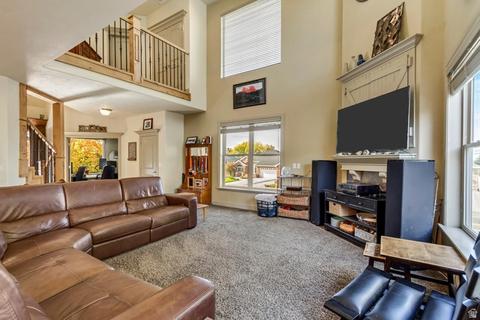 Living - 273 E Park View Cir, Bountiful, UT 84010 photo 2 of 3