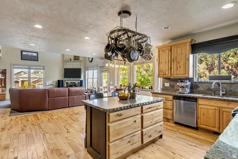 Kitchen - 273 E Park View Cir, Bountiful, UT 84010 photo 3 of 5