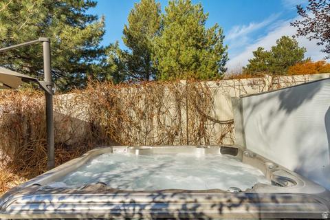 Exterior - 273 E Park View Cir, Bountiful, UT 84010 photo 1 of 4