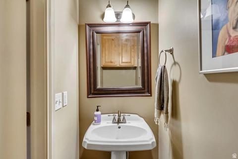 Bath - 273 E Park View Cir, Bountiful, UT 84010 photo 1 of 9