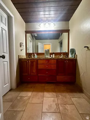 Bath - 1115 S Canyon Crest Dr E, Bountiful, UT 84010 photo 3 of 6
