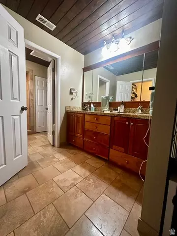 Bath - 1115 S Canyon Crest Dr E, Bountiful, UT 84010 photo 2 of 6