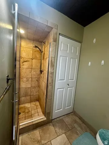 Bath - 1115 S Canyon Crest Dr E, Bountiful, UT 84010 photo 4 of 6