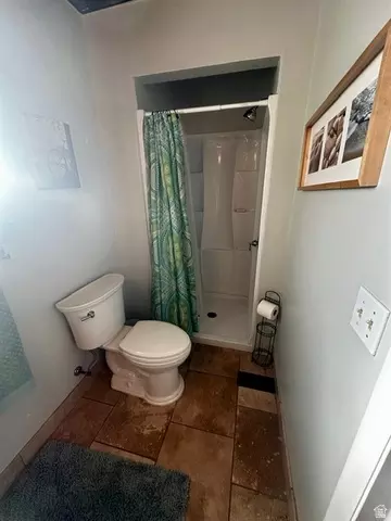 Bath - 1115 S Canyon Crest Dr E, Bountiful, UT 84010 photo 5 of 6