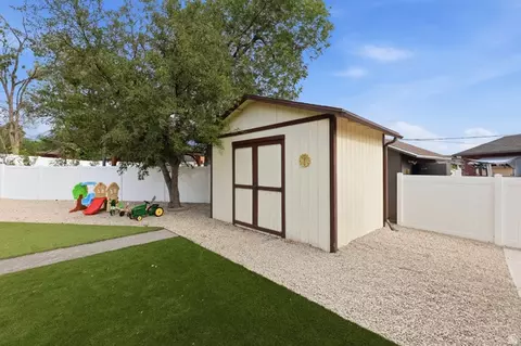 Exterior - 9505 S Garnet Dr E, Sandy, UT 84094 photo 7 of 7