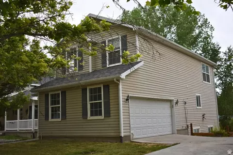 Exterior - 3327 E Windhover Rd, Eagle Mountain, UT 84005 photo 2 of 7