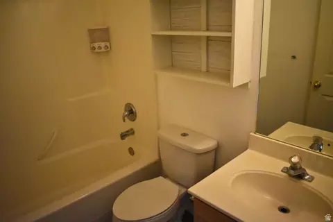 Bath - 3327 E Windhover Rd, Eagle Mountain, UT 84005 photo 2 of 3