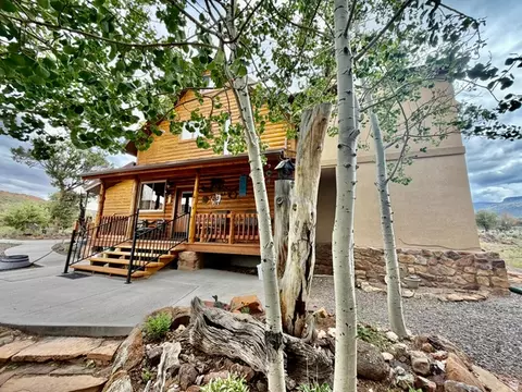 Exterior - 802 S 810 E, Teasdale, UT 84773 photo 2 of 16