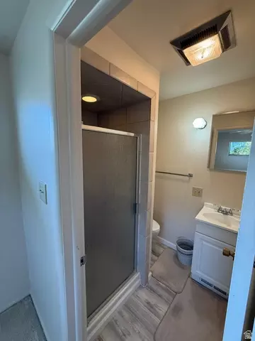 Bath - 964 E 5290 S, Murray, UT 84117 photo 2 of 3