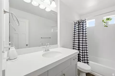 Bath - 4854 E Lake Corner Dr, Eagle Mountain, UT 84005 photo 4 of 4
