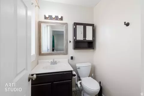 Bath - 1266 E Cherry Ln, Layton, UT 84040 photo 2 of 2