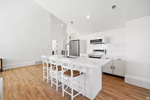 Kitchen - 18 Snow Forest Ln, Sandy, UT 84092 photo 7 of 7