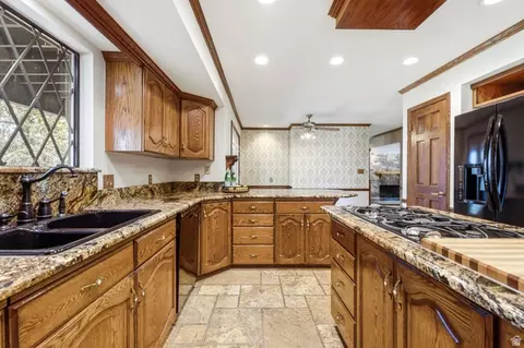 Kitchen - 1501 E Maple Hills Dr S, Bountiful, UT 84010 photo 4 of 7