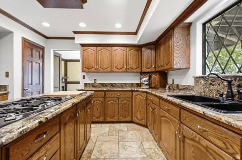 Kitchen - 1501 E Maple Hills Dr S, Bountiful, UT 84010 photo 3 of 7