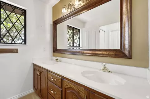 Bath - 1501 E Maple Hills Dr S, Bountiful, UT 84010 photo 6 of 8