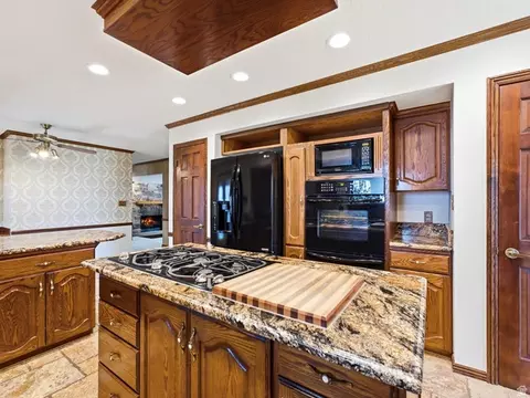 Kitchen - 1501 E Maple Hills Dr S, Bountiful, UT 84010 photo 6 of 7