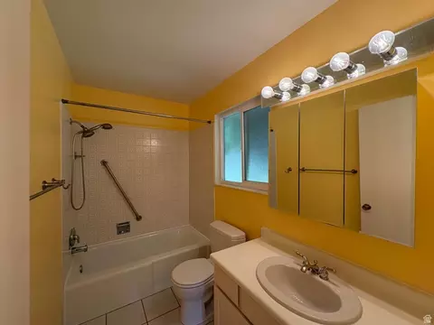 Bath - 595 E Meadowlark Rd, Orem, UT 84097 photo 3 of 5