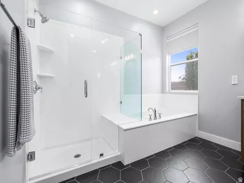 Bath - 877 S Yarrow Dr W, Mapleton, UT 84664 photo 2 of 5