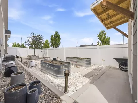 Exterior - 877 S Yarrow Dr W, Mapleton, UT 84664 photo 5 of 6