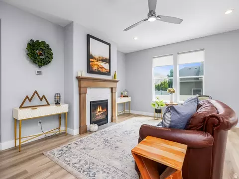 Living - 877 S Yarrow Dr W, Mapleton, UT 84664 photo 2 of 2