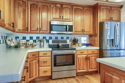 Kitchen - 5708 S 950 E, South Ogden, UT 84405 photo 2 of 5